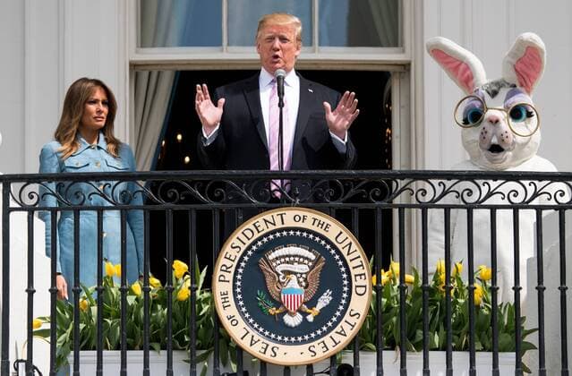 Entertainment Themen der Woche KW17 Entertainment Bilder des Tages United States President Donald J. Trump, accompanied by First Lady Melania Trump and the Easter Bunny, delivers remarks at the White House Easter Egg Roll at the White House in Washington, D.C. on April 22, 2019. Copyright: xKevinxDietschx