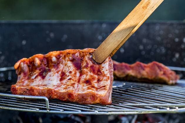 Grillabend Haushalt: Kochen, Grillen, Grillabend am 21.04.2019. Spare Ribs werden auf den Rost gelegt. Rietberg-Mastholte Nordrhein-Westfalen Deutschland Copyright: xKirchner-Mediax