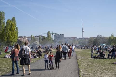 Besucher am sonnigen Ostersonntag im Berliner Mauerpark zwischen den Stadtteilen Wedding und Prenzlauer Berg snapshot-photography R.Price