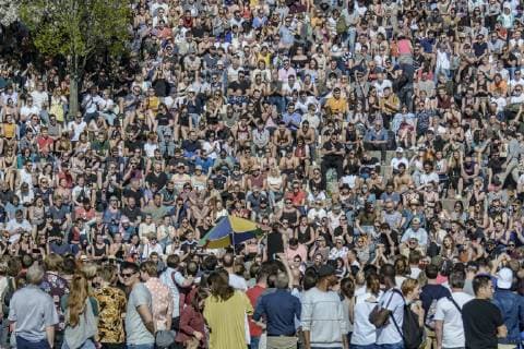 Besucher am sonnigen Ostersonntag beim Karaoke im Berliner Mauerpark zwischen den Stadtteilen Wedding und Prenzlauer Berg snapshot-photography M.Czapski