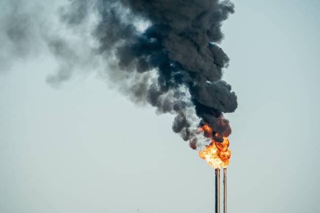 Symbolfoto Industrie und Luftverschmutzung Hochfackel einer Öl-Raffinerie verbrennt Stoffe und entwickelt dabei starken Rauch Köln Shell Rheinland NRW Deutschland *** Symbol photo Industry and air pollution High flare of an oil refinery burns substances and develops strong smoke Cologne Shell Rheinland NRW Germany