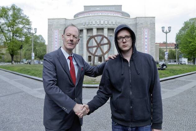 Entertainment Themen der Woche KW17 Entertainment Bilder des Tages 23.04.2019, Berlin, Deutschland - Pressetermin, Die PARTEI startet in den EU-Wahlkampf, mit dem Vorsitzenden Martin Sonneborn und dem Comedian Nico Semsrott. Foto: v.l. Martin Sonneborn, Vorsitzender von Die PARTEI und der Comedian Nico Semsrott, anlaesslich eines Pressetermins zum Start der Spasspartei Die PARTEI in den EU-Wahlkampf, vor der Volksbuehne in Berlin. *** 23 04 2019 Berlin Germany Press date PARTEI starts EU election campaign with President Martin Sonneborn and Comedian Nico Semsrott Photo v l Martin Sonneborn President of PARTEI and Comedian Nico Semsrott on the occasion of a press date for the launch of the Spasspartei PARTEI in the EU election campaign in front of the peoples stage in Berlin