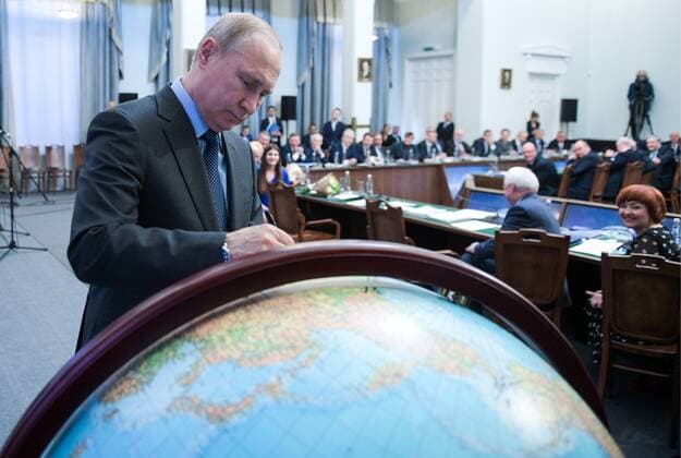 News Bilder des Tages ST PETERSBURG, RUSSIA - APRIL 23, 2019: Russia s President Vladimir Putin signs a globe during a meeting of the Board of Trustees of the Russian Geographical Society. Alexei Druzhinin Russian Presidential Press and Information Office TASS  TS0A94AF