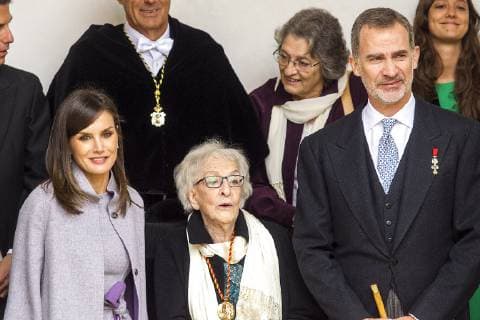 Entertainment Bilder des Tages King Felipe VI of Spain, Queen Letizia and Uruguayan poet Ida Vitale (C) during the Cervantes Literature Prize ceremony at the University of Alcala in Madrid on April 23, 2019.  (20190423037)