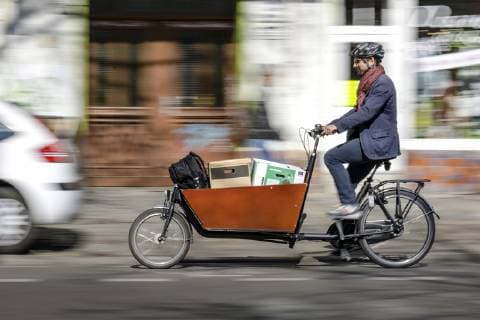 Symbolbild zum Thema Lastenfahrrad. Ein Mann faehrt mit einem Lastenrad. Berlin, 18.04.2019. Berlin Deutschland *** Symbol picture on the subject of cargo bikes A man riding a cargo bike Berlin 18 04 2019 Berlin Germany Copyright: xJaninexSchmitzx xphotothek.netx