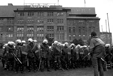 Polizeikette vor dem KaDeWe waherend der Proteste gegen den Reagan-Besuch in Berlin Juni 1987 *** Police chain in front of the KaDeWe during protests against the Reagan visit in Berlin June 1987