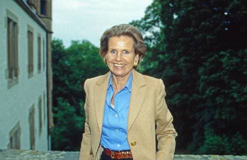 von Berlichingen Alexandra Freifrau von Berlichingen im Hof der Götzenburg in Jagsthausen, Deutschland 1998. Alexandra Baroness of Berlichingen at the court of Goetzenburg castle in Jagsthausen, Germany 1998. Copyright: WolfgangxKühn UnitedArchives101326