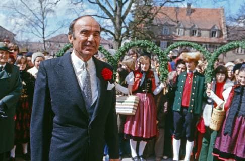 von Thurn und Taxis Fürst Johannes von Thurn und Taxis als Hochzeitsgast bei seinem Neffen Johannes Graf von Schönborn Wiesentheid bei dessen erster Hochzeit in Donaueschingen, Deutschland 1977. Johannes Prince of Thurn and Taxis visiting the first marriage of his nephew Johannes Count of Schoenborn Wiesentheid at Donaueschingen, Germany 1977. Copyright: WolfgangxKühn UnitedArchives101611
