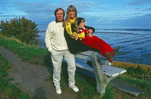 Günter Netzer Fußballspieler Günter Netzer mit Ehefrau Elvira und Tochter Alana am Strand der Insel Sylt, Deutschland 1993. German football player Guenter Netzer with his wife Elvira and daughter Alana at the beach of Sylt island, Germany 1993. Copyright: WolfgangxKühn UnitedArchives101755