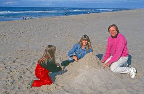 Günter Netzer Fußballspieler Günter Netzer mit Ehefrau Elvira und Tochter Alana am Strand der Insel Sylt, Deutschland 1993. German football player Guenter Netzer with his wife Elvira and daughter Alana at the beach of Sylt island, Germany 1993. Copyright: WolfgangxKühn UnitedArchives101774