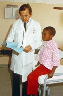 Christiaan Barnard Der südafrikanische Herzchirurg Christiaan Barnard bei der Untersuchung eines kleinen Jungen im Krankenhaus in Kapstadt, Südafrika 1974. South African cardiac surgeon Christiaan Barnard examining a little boy at the hospital in Cape Town, South Africa 1974. Copyright: WolfgangxKühn UnitedArchives101890