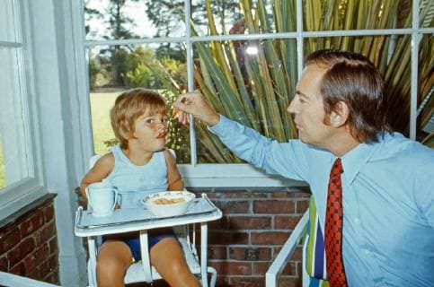 Christiaan Barnard Der südafrikanische Herzspezialist Christiaan Barnard füttert seinen Sohn Frederick, Kapstadt ca. 1974. South African cardiac surgeon feeding his son Frederick, Cape Town, ca. 1974. Copyright: WolfgangxKühn UnitedArchives101894