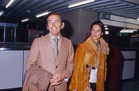 Christiaan Barnard Der südafrikanische Herzchirurg Christiaan Barnard mit Ehefrau Barbara auf dem Weg zur Autogrammstunde für seinen Roman Die Erbsünde , Deutschland 1974. South African cardiac surgeon Christiaan Barnard with his wife Barbara on their way to an autograph session of his novel The Unwanted , Germany 1974. Copyright: WolfgangxKühn UnitedArchives101899