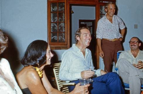 Christiaan Barnard Der südafrikanische Herzchirurg Christiaan Barnard mit Freunden bei einer Party in Kapstadt, Südafrika 1974. South African cardiac surgeon Christiaan Barnard and friends at a party in Cape Town, South Africa 1974. Copyright: WolfgangxKühn UnitedArchives101900