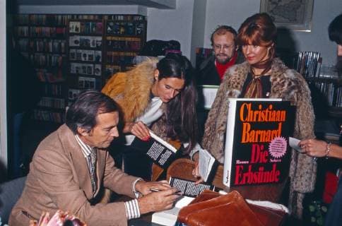 Christiaan Barnard Der südafrikanische Herzchirurg Christiaan Barnard mit Ehefrau Barbara signiert seinen Roman Die Erbsünde , Deutschland 1974. South African cardiac surgeon Christiaan Barnard with his wife Barbara at an autograph session of his novel The Unwanted , Germany 1974. Copyright: WolfgangxKühn UnitedArchives101904