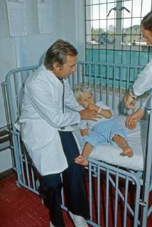 Christiaan Barnard Der südafrikanische Herzchirurg Christiaan Barnard bei der Untersuchung eines kleinen Jungen im Krankenhaus in Kapstadt, Südafrika 1974. South African cardiac surgeon Christiaan Barnard examining a little boy at the hospital in Cape Town, South Africa 1974. Copyright: WolfgangxKühn UnitedArchives101915