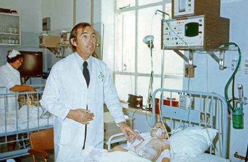 Christiaan Barnard Der südafrikanische Herzchirurg Christiaan Barnard bei der Untersuchung eines kleinen Jungen im Krankenhaus in Kapstadt, Südafrika 1974. South African cardiac surgeon Christiaan Barnard examining a little boy at the hospital in Cape Town, South Africa 1974. Copyright: WolfgangxKühn UnitedArchives101918