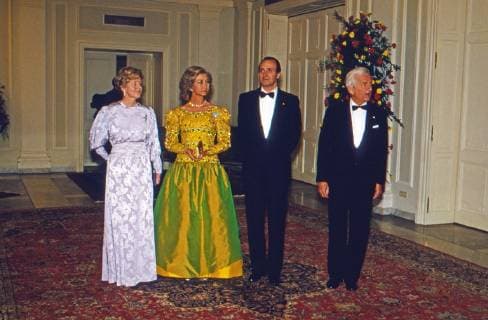 Borbon Königin Sophia und König Juan Carlos von Spanien eingerahmt von Marianne und Richard von Weizsäcker beim Abendempfang beim Besuch in Bonn, Deutschland 1986. Queen Sophia and King juan Carlos of Spain with Marianne and Richard von Weizsaecker at the eveing gala while visiting in Bonn, Germany 1986. Copyright: WolfgangxKühn UnitedArchives102174