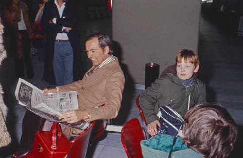 Christiaan Barnard Der südafrikanische Herzchirurg Christiaan Barnard auf dem Weg zur Autogrammstunde für seinen Roman Die Erbsünde , Deutschland 1974. South African cardiac surgeon Christiaan Barnard on his way to an autograph session of his novel The Unwanted , Germany 1974. Copyright: WolfgangxKühn UnitedArchives102333
