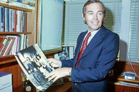 Christiaan Barnard Der südafrikanische Herzchirurg Christiaan Barnard in seinem Büro in Kapstadt, Südafrika 1974. South African cardiac surgeon Christiaan Barnard at his office in Cape Town, South Africa 1974. Copyright: WolfgangxKühn UnitedArchives102334