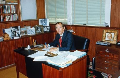 Christiaan Barnard Der südafrikanische Herzchirurg Christiaan Barnard in seinem Büro in Kapstadt, Südafrika 1974. South African cardiac surgeon Christiaan Barnard at his office in Cape Town, South Africa 1974. Copyright: WolfgangxKühn UnitedArchives102339