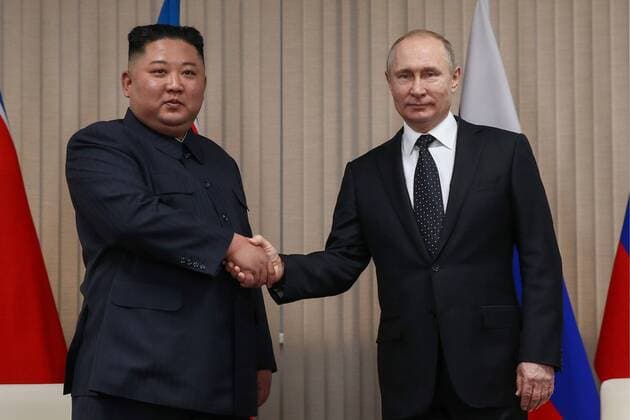 News Themen der Woche KW17 News Bilder des Tages VLADIVOSTOK, RUSSIA - APRIL 25, 2019: North Korean Leader Kim Jong Un (L) and Russia s President Vladimir Putin shake hands during a meeting at the Far Eastern Federal University (FEFU) on Russky Island. Valery Sharifulin TASS  TS0A96E7