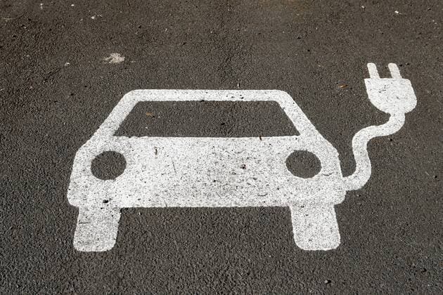 Leipzig, 10.04.2019, Innenstadt, Elektomobilität , Im Bild: e-Auto Logo , *** Leipzig 10 04 2019 City centre Electomobility Im Bild e Auto Logo
