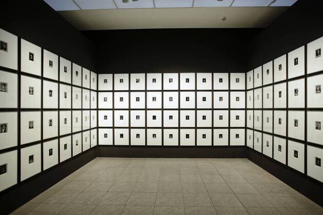 Entertainment Themen der Woche KW17 Entertainment Bilder des Tages 25.04.2019, Berlin, Deutschland - Pressevorbesichtigung zur Ausstellung, Andreas Muehe. Mischpoche, im Hamburger Bahnhof - Museum fuer Gegenwart Ð Berlin. In zwei grossformatigen fotografischen Familienportraits vereint Andreas Muehe, Sohn des verstorbenen Schauspielers Ulrich Muehe, die lebenden wie verstorbenen Mitglieder seiner Familie, muetterlicher- und vaeterlicherseits. Die bereits verstorbenen Personen liess er, von Fotovorlagen ausgehend, in einem komplexen und intensiven Produktionsprozess als verblueffend lebensecht anmutende Skulpturen nachbilden. Foto: Blick in die Ausstellung Andreas Muehe. Mischpoche, im Hamburger Bahnhof - Museum fuer Gegenwart Ð Berlin. *** 25 04 2019 Berlin Germany Press preview of the exhibition Andreas Muehe Mischpoche at the Hamburger Bahnhof Museum für Gegenwart Ð Berlin In two large-format photograp