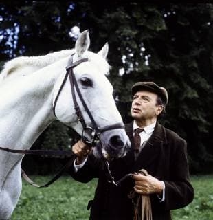 DIE REISE Nach dem Roman von Bernward Vesper Schweiz BRD 1985 Markus Imhoof Der Film erzählt zwei Geschichten. Die eine, als Rahmenhandlung schildert die Flucht eines jungen Vaters mit seinem fünfjährigen Sohn aus dem Terrorismus heraus. Die zweite ist die Kindheits- und Entwicklungsgeschichte dieses Vaters, der aus Opposition zu seinem Vater, einem berühmten Nazi-Dichter, in die Terroristenszene gerät...Bild: WILL QUADFLIEG als Nazi-Vater Voss 34654 Überschrift: DIE REISE Schweiz BRD 1985 Copyright: KPA !AUFNAHMEDATUM GESCHÄTZT! UnitedArchives00639220