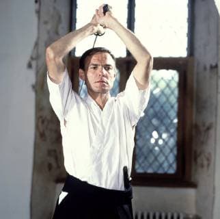 DER SOMMER DES SAMURAI BRD 1985 Hans-Christoph Blumenberg Die Hamburger Reporterin Christiane Land verfolgt die Spur eines mysteriösen Einbrechers und Räubers, der am Tatort ein japanisches Schriftzeichen hinterläßt. Seine bevorzugten Opfer sind Mitglieder der örtlichen High Society. Christiane Land entdeckt eine groteske Verschwörung zwischen der Unterwelt und Geschäftswelt... HANS-PETER HALLWACHS - Wicke Samurai 31817 Überschrift: DER SOMMER DES SAMURAI BRD 1985 Copyright: KPA !AUFNAHMEDATUM GESCHÄTZT! UnitedArchives00639405