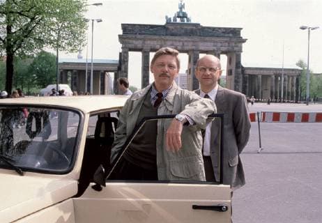 SCHWARZ ROT GOLD Der Rubel rollt Theo Mezger Zollfahnder Zaluskowski (UWE FRIEDRICHSEN,l) und seine Kollegen, hier Hobel (SIEGFRIED KERNER), sind in Berlin windigen Geschäftemachern auf der Spur, die kurz nach der Wende ihr Schäfchen mit Transferrubelgeschäften ins Trockene bringen wollen... 37090 Überschrift: SCHWARZ ROT GOLD Copyright: KPA !AUFNAHMEDATUM GESCHÄTZT! UnitedArchives00641001