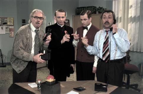 SALTO KOMMUNALE Fit für Fortschritt D 2000 Ralf Gregan ACHIM WOLFF (Reschke), FRIEDRICH-KARL PRAETORIUS (Pfarrer), HANS-JüRGEN SCHATZ (Mäßig), WOLFGANG STUMPH (Stankoweit), in der Episode: Fit für Fortschritt , 2000. C42726 Überschrift: SALTO KOMMUNALE D 2000 Copyright: KPA !AUFNAHMEDATUM GESCHÄTZT! UnitedArchives00649240