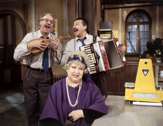 SALTO POSTALE Der Rubel rollt D 1996 Franz Josef Gottlieb ACHIM WOLFF, HELEN VITA, WOLFGANG STUMPH in der Episode: Der Rubel rollt . C42720 Überschrift: SALTO POSTALE D 1996 Copyright: KPA !AUFNAHMEDATUM GESCHÄTZT! UnitedArchives00650406