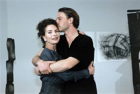 ICH LIEBE DEN MANN MEINER TOCHTER D 1995 Vivian Naefe Julia (GUDRUN LANDGREBE) und Michael (THOMAS KRETSCHMANN). Szene aus dem Fernsehfilm: Ich liebe den Mann meiner Tochter , 1995. 39127 Überschrift: ICH LIEBE DEN MANN MEINER TOCHTER D 1995 Copyright: KPA !AUFNAHMEDATUM GESCHÄTZT! UnitedArchives00652577
