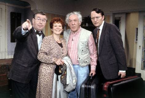 ZEBRALLA Besuch aus Bonn - Folge 6 D 2000 Szene mit Rudi Könkes (ERNST HILBICH), Uschi Könkes (LOTTI KREKEL), Jürgen Zebralla (DIETER HALLERVORDEN) und Ingo Zebralla (FRANK LÜDECKE) Überschrift: ZEBRALLA D 2000 Copyright: KPA !AUFNAHMEDATUM GESCHÄTZT! UnitedArchives00658185