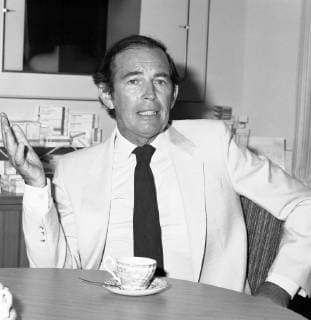 CHRISTIAAN BARNARD Prof. Dr. CHRISTIAAN BARNARD, Herzchirurg, Portrait aus den 1970er Jahren. Im Jahr 1967 wagte Christiaan N. Barnard in Kaptstadt etwas bis dahin Unvorstellbares: Er transplantierte ein Herz von Mensch zu Mensch. B180583 Überschrift: CHRISTIAAN BARNARD Copyright: KPA !AUFNAHMEDATUM GESCHÄTZT! UnitedArchives00667895
