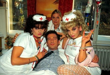 Thomas Schuster wird während der Aufnahmen zu einem Mundwasser-Spot für den erwarteten neuen Chirurgen gehalten ... Foto: Szene mit Schwester Doris (SABINE WINTERFELD, l.), Schwester Victoria (KAROLINE EICHHORN, hinten)Thomas Schuster (HEIO VON STETTEN) und Schwester Trixi (NATASCHA BONNERMANN). Regie: Irene Fischer Überschrift: DR. MAD - HALBTOT IN WEISS BRD 1996 Copyright: KPA !AUFNAHMEDATUM GESCHÄTZT! UnitedArchives00853742