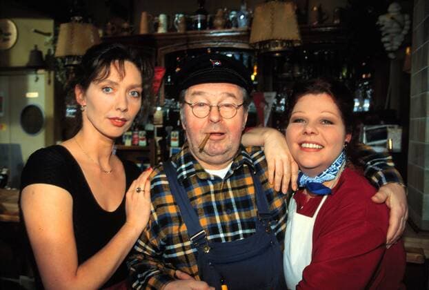 Kathi soll in Abwesenheit von Uschi den Anrheiner führen, sehr zum Verdruß ihrer Schwester Lisa. Foto vlnr: Kathi Schmitz (BERENICE), Jupp Adamski (ERNST HILBICH), Lisa Habbig (SAMY ORFGEN). Regie: Klaus Wirbitzky aka. Die Rheinische Überschrift: Die Anrheiner Deutschland 1998 Copyright: KPA !AUFNAHMEDATUM GESCHÄTZT! UnitedArchives00856970