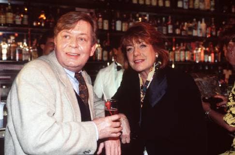 bella block Bella Block (HANNELORE HOGER) trifft Hans könig (RALF SCHERMULY) in einem Tanzcafe. Ist er der Kurbekannte der angeblich tödlich verunglückten Mechthild Schüler? Regie: Max FärberbÜck aka. Liebestod Überschrift: BELLA BLOCK BRD 1995 Copyright: KPA !AUFNAHMEDATUM GESCHÄTZT! UnitedArchives00859544
