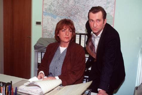 bella block Bella Block (HANNELORE HOGER) besucht ihren Freund Michael Beyer (PETER LOHMEYER) im Polizeipräsidium. Dieser ermittelt in einem drei Jahre zurückliegenden Mordfall. Hat er damals den falschen Mann hinter Gitter gebracht? Regie: Max FärberbÜck aka. Liebestod Überschrift: BELLA BLOCK BRD 1995 Copyright: KPA !AUFNAHMEDATUM GESCHÄTZT! UnitedArchives00859545