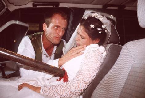 Uwe Stolzenbach verliert noch am Hochzeitstag durch einen Verkehrsunfall seine eben Angetraute. Sein Freund und Schwager war bei der Brautentführung in eine Baustelle gerast. Szene: ROBERT SEETHALER, HANNAH ROSENBERG Regie: Heidi Ramlow aka. TÜdliche Streiche Überschrift: VERKEHRSGERICHT BRD 1998 Copyright: KPA !AUFNAHMEDATUM GESCHÄTZT! UnitedArchives00859848