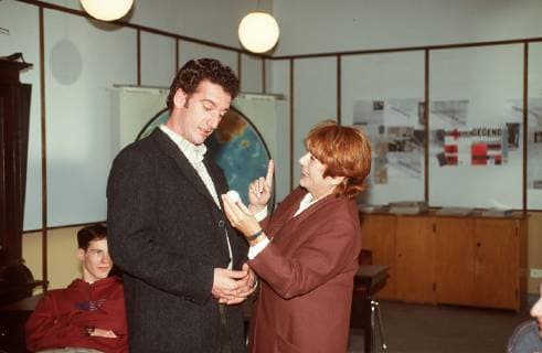 Einfach klasse (1) Krisenstimmung im Gymi. Mitten im Schuljahr steht die Abiturklasse ohne Deutschlehrerin da. Retter in der Not: Thomas Heine. Szene: Thomas Heine (HEIO VON STETTEN) wird von der Schulleiterin (HANNELORE HOGER) der neuen Klasse vorgestellt. aka. Liebe: ungenügend Überschrift: EINFACH KLASSE ! (1) Copyright: KPA !AUFNAHMEDATUM GESCHÄTZT! UnitedArchives00873688
