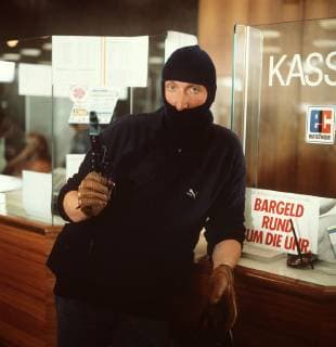 GELD ODER LEBER Das Lebenskünstlerpärchen Mike (MIKE KRÜGER) und Susanne gerät nach einem dilettantisch ausgeführten Überfall in den Besitz von Edelsteinen, verstecken diese in einer tiefgekühlten Gans, die verkauft wird und dadurch eine wilde Jagd auslöst... Regie: Dieter Pröttel Überschrift: GELD ODER LEBER BRD 1986 Copyright: KPA !AUFNAHMEDATUM GESCHÄTZT! UnitedArchives00874874