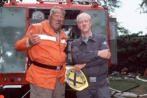 HEIMATGESCHICHTEN Folge: Der Schatz im Blumenbeet Paule und Olaf wollen beide das Erbe ihrer Tante. Doch die hat den Bürgermeister als Verwalter eingesetzt, der entscheiden soll, wofür es verwendet wird: Für einen neuen Feuerwehr-Einsatzwagen für Paules Freiwillige Feuerwehr oder für einen neuen THW-Einsatzwagen für Olaf. Foto: Szene mit Paule (HEINZ BAUMANN, l.) und Olaf (AXEL OLSSON). Regie: Wolfgang Storch aka. Der Schatz im Blumenbeet Überschrift: HEIMATGESCHICHTEN BRD 1997 Copyright: KPA !AUFNAHMEDATUM GESCHÄTZT! UnitedArchives00875848