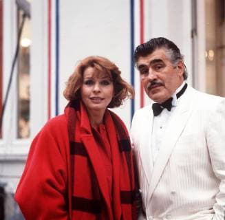 KIR ROYAL 1. Wer reinkommt, ist drin D 1986 Helmut Dietl Generaldirektor Haffenloher (MARIO ADORF), ein Industrieller aus der Provinz, will unbedingt an Baby Schimmerlos herankommen und ein Mitglied der Münchener Bussi-Gesellschaft werden. Hier mit Babys Freundin Mona (SENTA BERGER). KEINE SZENE, ! Kein Szenenbild. 32796 , 08DFAkirroya Überschrift: KIR ROYAL BRD 1986 Copyright: KPA !AUFNAHMEDATUM GESCHÄTZT! UnitedArchives00877960