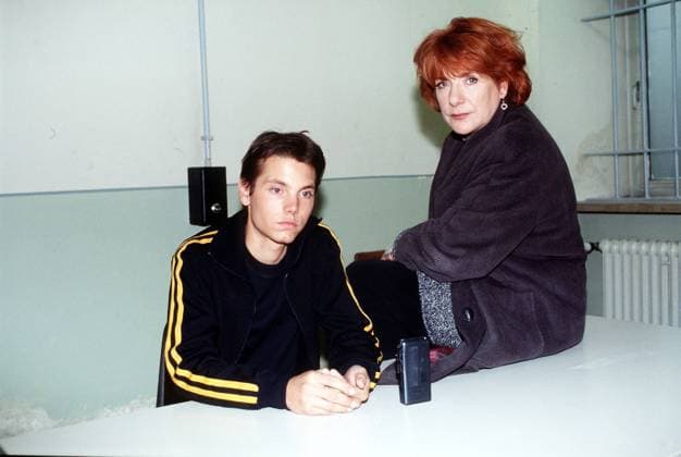 BELLA BLOCK - Kommissarin Bella Block (HANNELORE HOGER) verhört Tommy (MAREK HARLOFF), den Anführer der Jugendbande Ghetto-gang im Untersuchungs-gefängnis. Tommy soll Manuelas Zuhälter Ronny ermordet haben. Regie: Markus Imboden aka. Tod eines Mädchens Überschrift: BELLA BLOCK BRD 1997 Copyright: KPA !AUFNAHMEDATUM GESCHÄTZT! UnitedArchives00878997