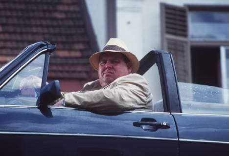 DIE SUPERBULLEN- Oberinspektor Faltinger ermittelt gegen den Autor Torber, der seiner Meinung nach ein Mordkomplott plant. Szene mit Hans Kleiber (OTTFRIED FISCHER) . Regie: Otto Retzer Überschrift: DIE SUPERBULLEN AUT 1997 Copyright: KPA !AUFNAHMEDATUM GESCHÄTZT! UnitedArchives00881457