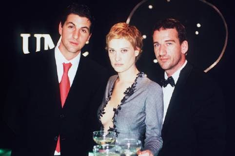 IM CLUB DER MILLIONÄRE- Neuer Fernsehfilm: Johannes Kramer (GREGOR TÖRZS, l.) ist der beste Mann des Finanzbetrügers Oliver. In großem Stil werden dabei kleine Leute in den Universe Masters Club - ein betügerisches Kettenspiel mit Aktienfonds - gelockt. Als Johannes Bruder Andreas (HEIO VON STETTEN) einsteigt und den Familienbetrieb damit retten will, gibt es bald eine Leiche ... Szene mit Iva (LEA MORNAR). Regie: Thorsten Näter Überschrift: IM CLUB DER MILLIONÄRE BRD 2000 Copyright: KPA !AUFNAHMEDATUM GESCHÄTZT! UnitedArchives00882756