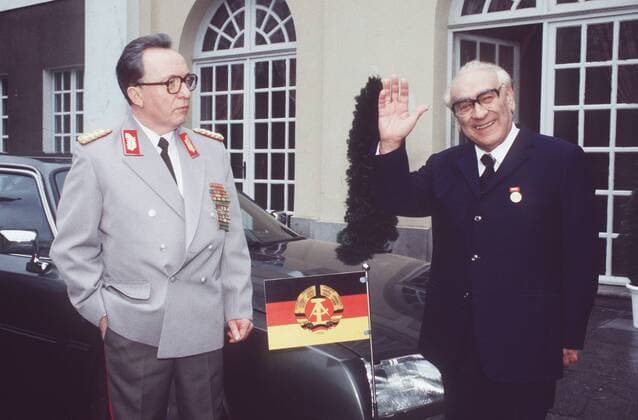 DEUTSCHLANDSPIEL (1) Das Doku-Drama rekonstruiert die Geschichte vom Fall der Berliner Mauer bis zur Deutschen Einheit. Unser Bild: PETER SODANN, RUDOLF WESSELY V , 29DFADeut1d Überschrift: DEUTSCHLANDSPIEL (1) D 2000 Copyright: KPA !AUFNAHMEDATUM GESCHÄTZT! UnitedArchives00884735
