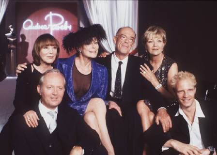 NICHT MIT UNS Bernd Fischerauer schrieb und inszenierte den gleichnamigen Fernsehfilm der Woche. Es gelang ihm die renommierten Schauspielerinnen mit Charme, Schwung und Humor zu einem sehenswerten Trio zu vereinen. Im Bild: GEORGE MEYER-GOLL, HEIDELINDE WEIS, ELKE SOMMER, BERND FISCHERAUER, GILA VON WEITERSHAUSEN und THORSTEN NINDEL. V-0-51188 , 22DFANicht2 Überschrift: NICHT MIT UNS Deutschland 2000 Copyright: KPA !AUFNAHMEDATUM GESCHÄTZT! UnitedArchives00885771
